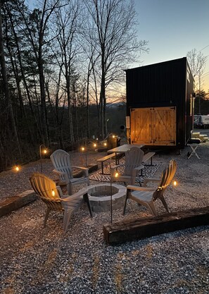 Outdoor dining - The Tennessee Tiny House (Sevierville)
