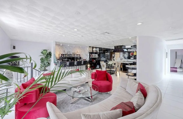 Interior - This beautiful 1 bedroom art deco 1500 sq. ft apt has its own private entrance. (Marco Island)