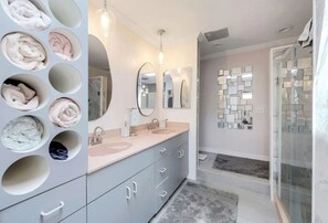 Shower, jetted bath, hair dryer, towels - This beautiful 1 bedroom art deco 1500 sq. ft apt has its own private entrance. (Marco Island)