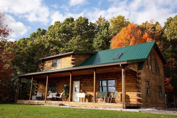 Exterior - Peaceful log home retreat. (Slippery Rock)