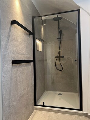 Toallas, jabón, papel de baño 