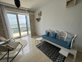 Minibar, caja de seguridad en la habitación y decoración personalizada 