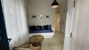 Deluxe Studio Suite | Minibar, in-room safe, individually decorated, individually furnished