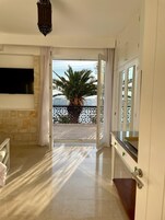 Minibar, caja de seguridad en la habitación y decoración personalizada 