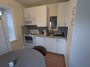 Køleskab, mikrobølgeovn, ovn, kogeplade