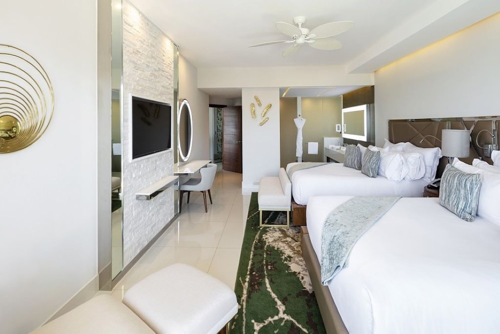 Curated visual reference: Visual Reference: 3Br Ocean Front Penthouse W Private Jacuzzi And Personal Butler