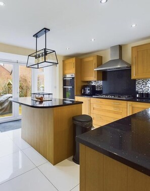 Mikrobølgeovn, ovn, kokeplater og oppvaskmaskin