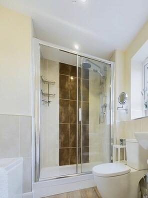 Ducha, secador de pelo, toallas y jabón