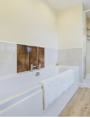 Shower, hair dryer, towels, soap - Beautiful house set on the edge of the Cotswolds ideal base for all attractions (Honeybourne)