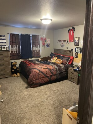 4 bedrooms, iron/ironing board, WiFi, bed sheets