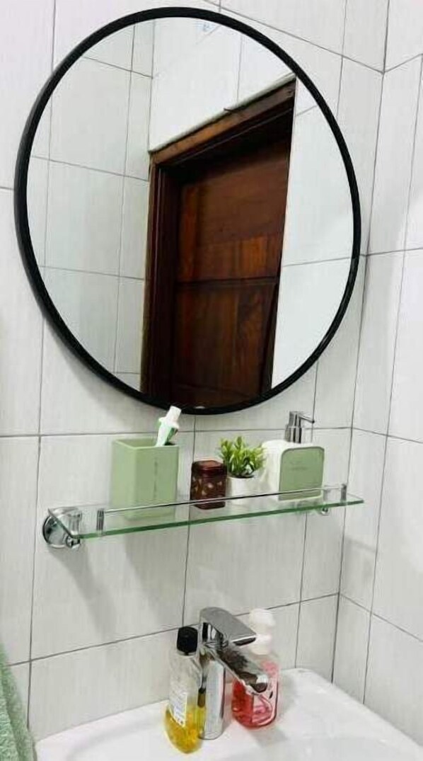 Regadera, secadora de cabello, toallas, jabón 