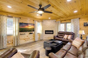 TV, fireplace, video games, books - Cobbly Nob Resort Cabin w/ Mtn-View Deck & Hot Tub (Gatlinburg)