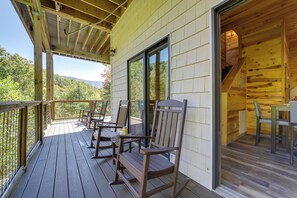 Outdoor dining - Cobbly Nob Resort Cabin w/ Mtn-View Deck & Hot Tub (Gatlinburg)