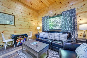 TV, fireplace, video games, books - Cobbly Nob Resort Cabin w/ Mtn-View Deck & Hot Tub (Gatlinburg)