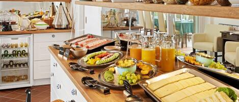 Breakfast and dinner served