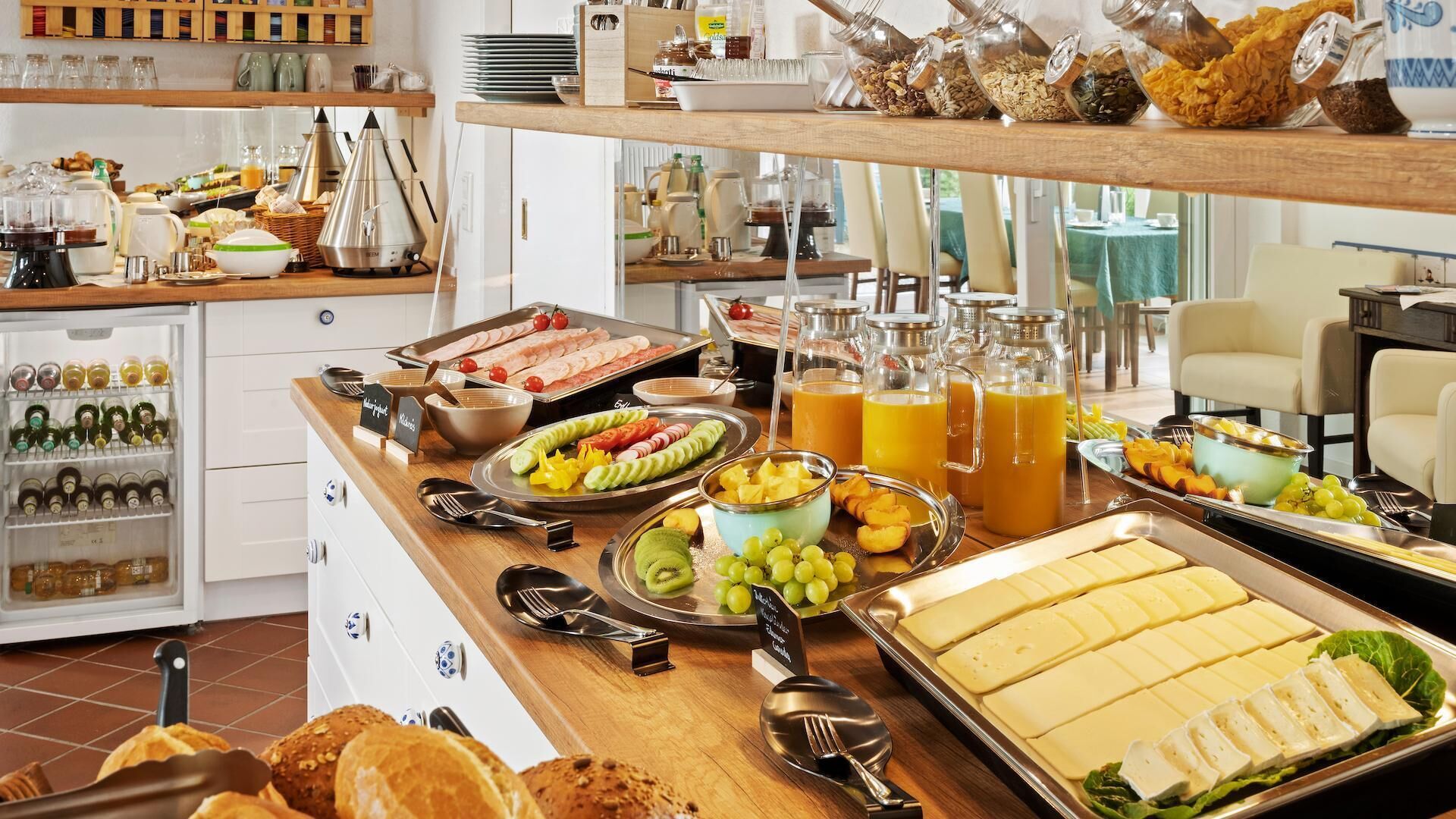 Frokost og middag serveres