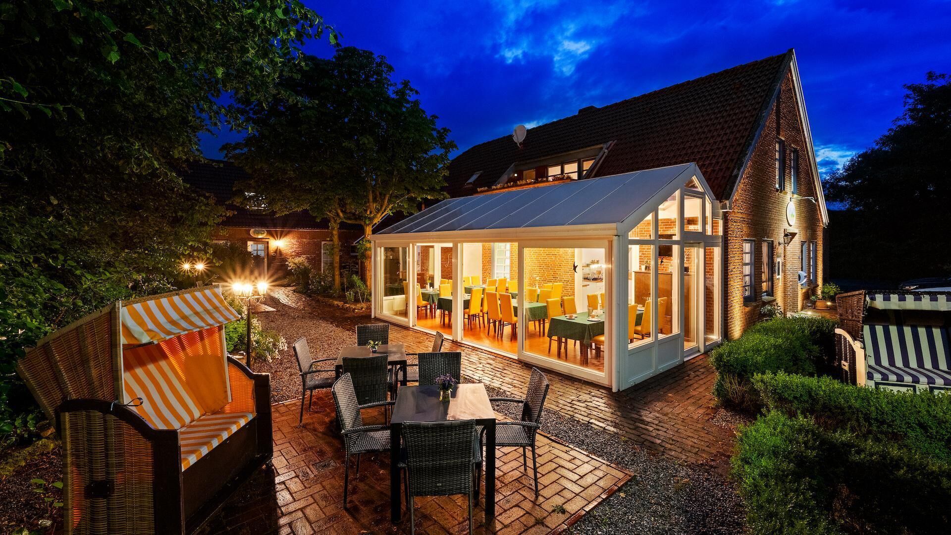 Breakfast and dinner served