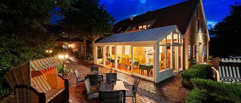 Breakfast and dinner served