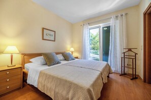 2 makuuhuonetta, silitysrauta/-lauta, ilmainen Wi-Fi, vuodevaatteet