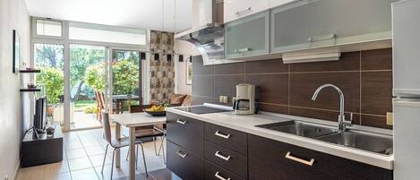 Réfrigérateur, four à micro-ondes, surface de cuisson, cafetiÚre-théiÚre