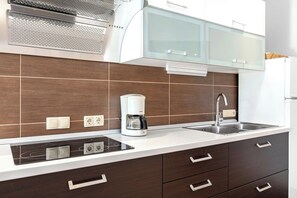 Køleskab, mikrobølgeovn, kogeplade, kaffe-/temaskine