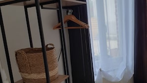 Huoneessa on puinen hylly, jossa on koreja, ja sen yläpuolella on kyltti, jossa lukee: ”Bistrot de Pomme”.