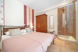 Iron/ironing board, travel cot, free WiFi, bed sheets - Magical Garden, Shared Jacuzzi - Studio Blanka (Banjol)