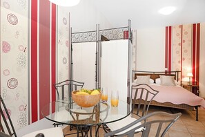 Fer et planche à repasser, lit de bébé portatif, accès au Wi-Fi (inclus)