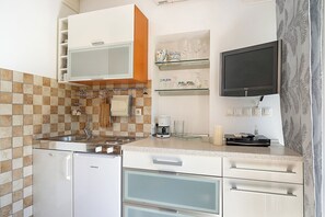 Réfrigérateur, four à micro-ondes, surface de cuisson, cafetière-théière