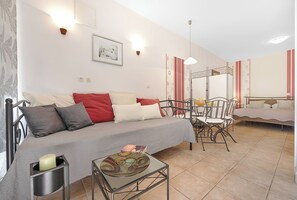 Iron/ironing board, travel cot, free WiFi, bed sheets - Magical Garden, Shared Jacuzzi - Studio Blanka (Banjol)