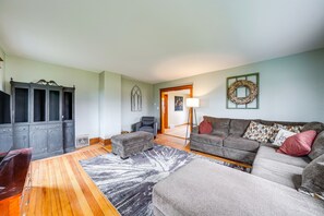 TV, ping pong - Charming Tonica Farmhouse w/ Private Yard! (Tonica)