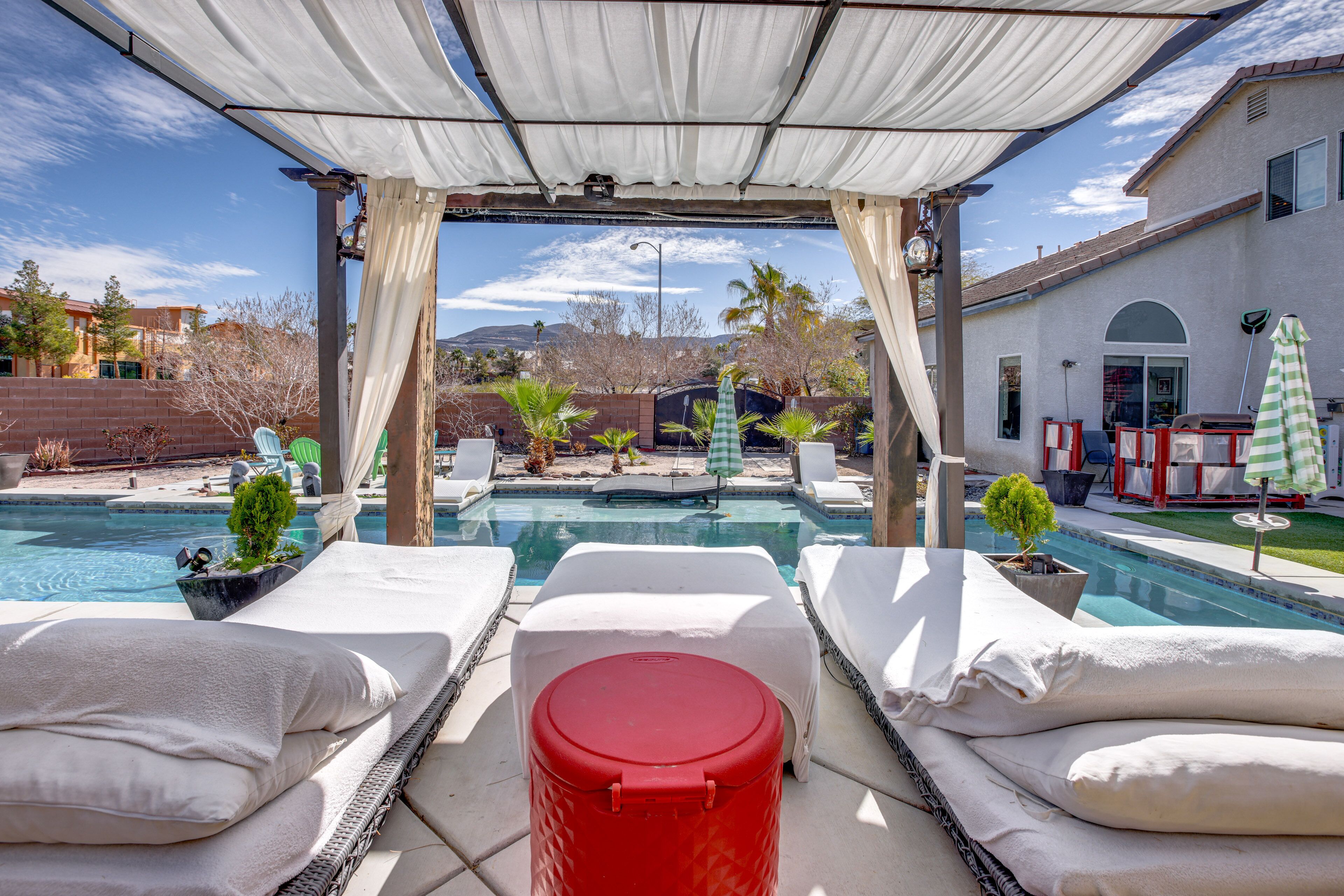 Luxurious Henderson Retreat - 13 Mi to The Strip!