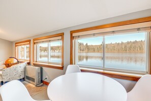 Dining - Lakefront Salem Retreat - Fish, Swim, Kayak & More (Salem)
