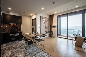 Familiesuite, 4 soverom, Club Lounge-tilgang, elveutsikt | Sengetøy av topp kvalitet, dundyner og senger med Select Comfort-madrass