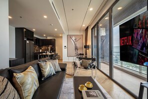 家庭套房, 4 間臥室, 可使用俱樂部酒廊, 河景 | 高級寢具、羽絨被、Select Comfort 床墊、迷你吧贈品