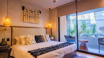 Deluxe Studio Suite | In-room safe, blackout curtains, iron/ironing board, cots/infant beds