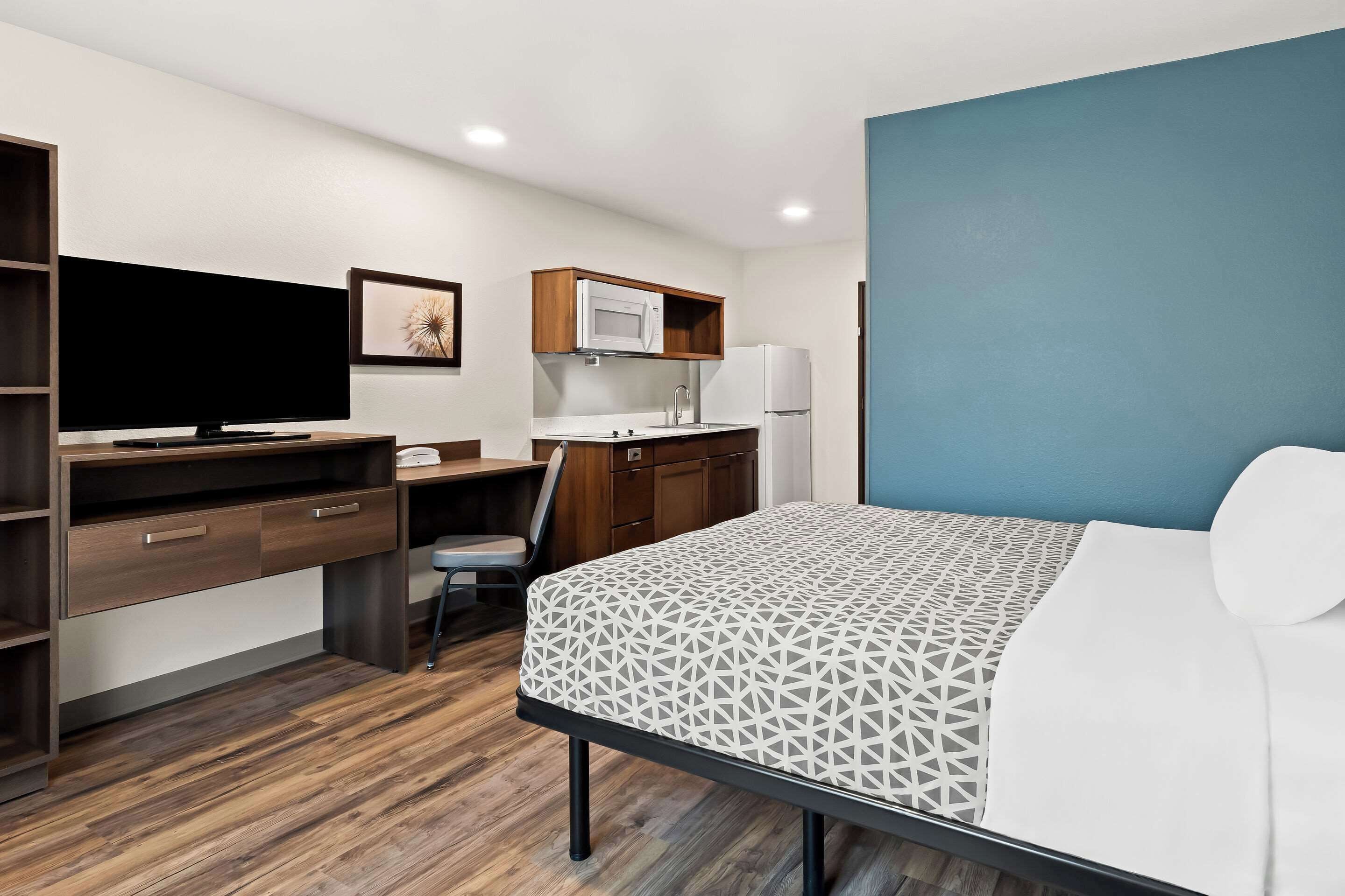Standard Room, 1 Queen Bed, Non Smoking | Desk, laptop workspace, free WiFi, bed sheets