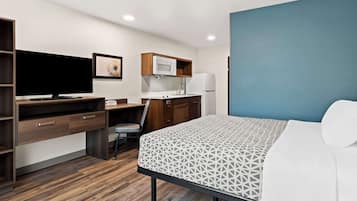 Standard Room, 1 Queen Bed, Non Smoking | Desk, laptop workspace, free WiFi, bed sheets