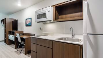 Full-sized fridge, microwave, stovetop