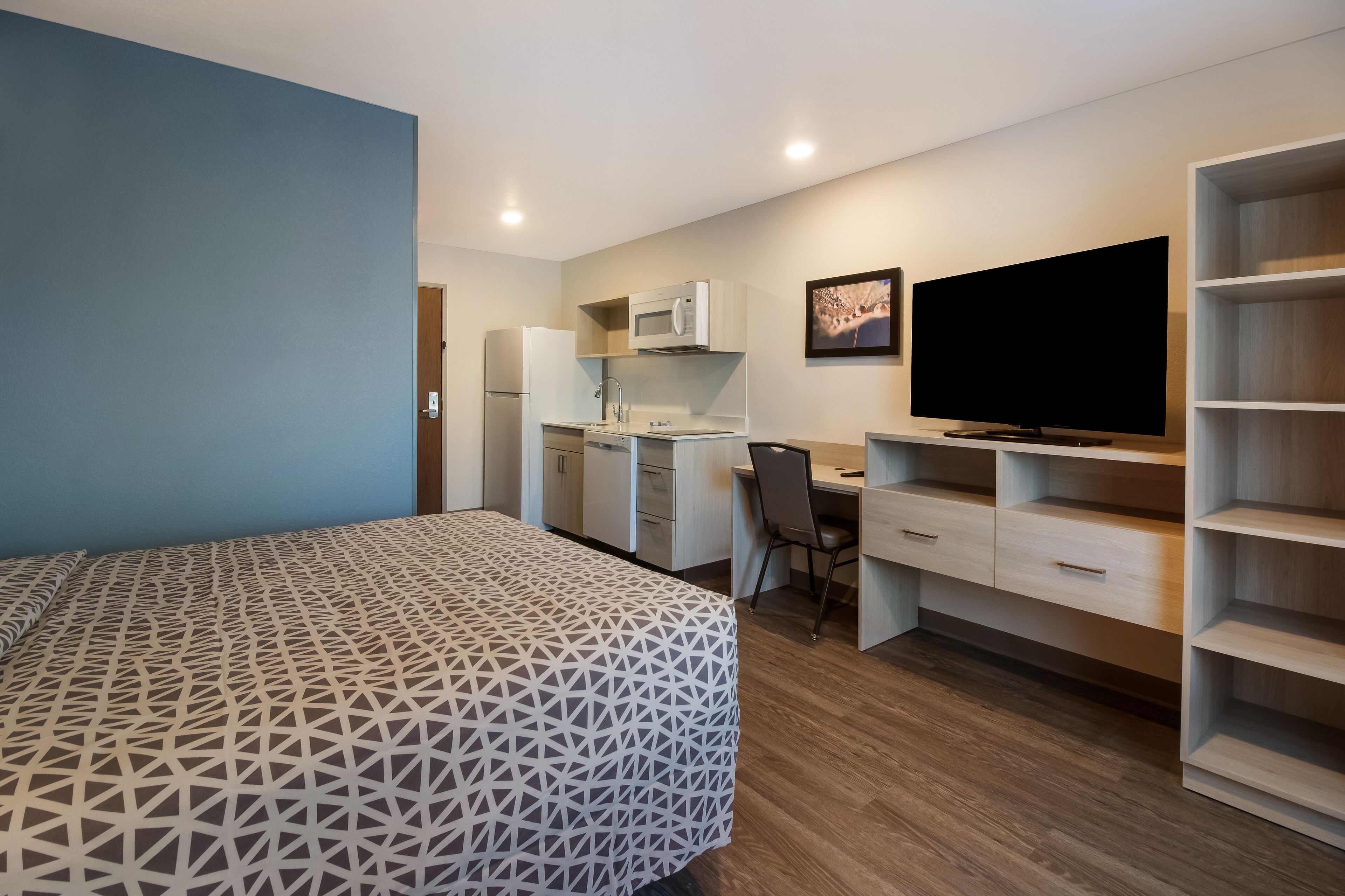Queen Suite w/ Dishwasher (Dishes/Cookware Included) | Desk, laptop workspace, blackout curtains