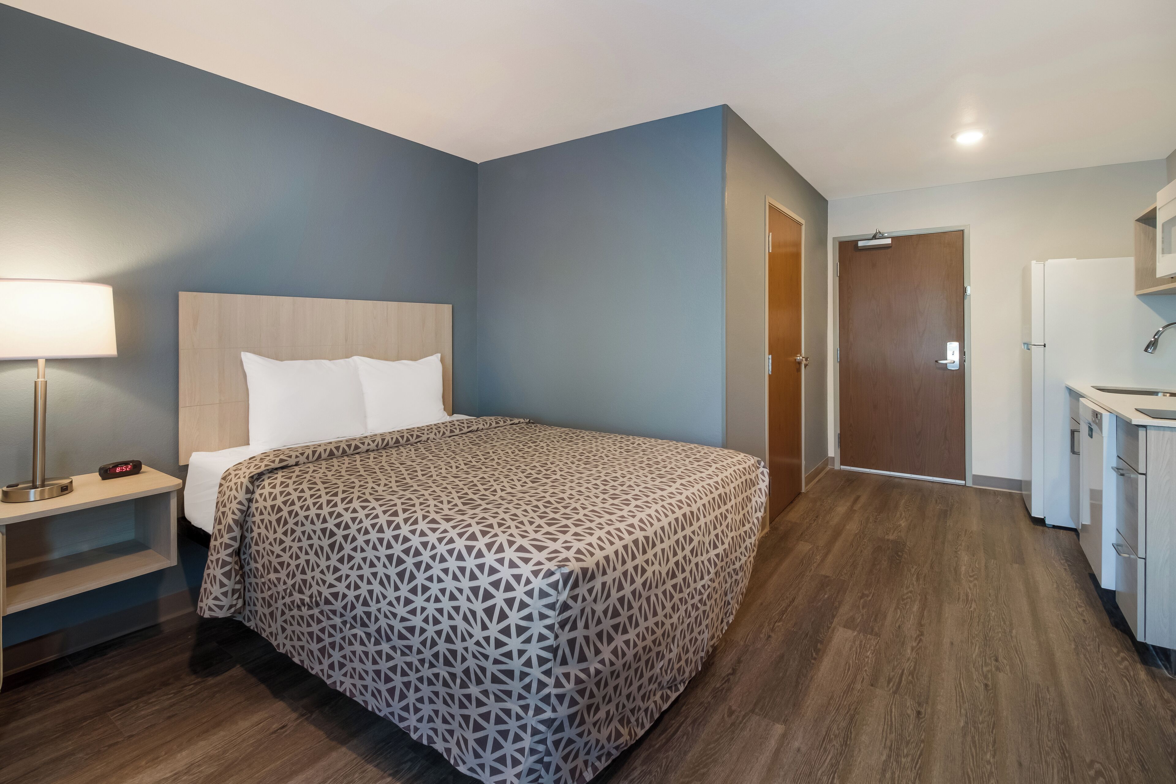 Habitación, 1 cama Queen size, para no fumadores | Escritorio, espacio para trabajar con laptop y cortinas blackout 