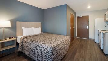 Habitación, 1 cama Queen size, para no fumadores | Escritorio, espacio para trabajar con laptop y cortinas blackout