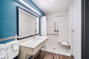Habitación económica, 1 cama de matrimonio, no fumadores | Baño | Ducha y bañera combinadas, secador de pelo, jabón y champú