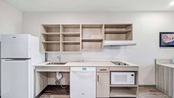 Queen Suite w/ Dishwasher (Dishes/Cookware Included) Accessible Roll-in Shower | Private kitchenette