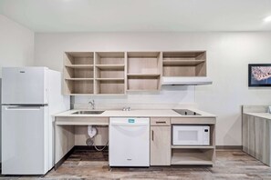Chambre Économique, 1 grand lit, non-fumeurs | Coin cuisine privé | Grand réfrigérateur, micro-ondes, plaque de cuisson