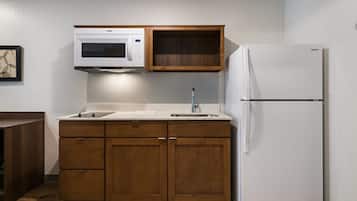 Full-size fridge, microwave, stovetop