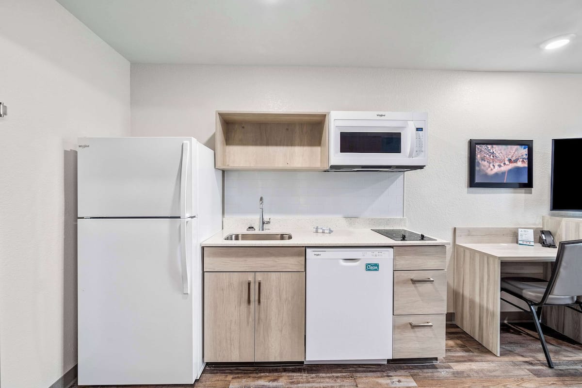 Refrigerador con congelador, microondas y parrilla de estufa