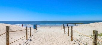 Under The Oak, Steps to Beach and Patio with Grill!
