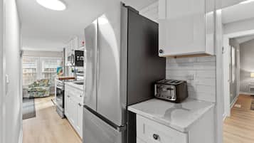 Cafetera/tetera, refrigerador, microondas, horno