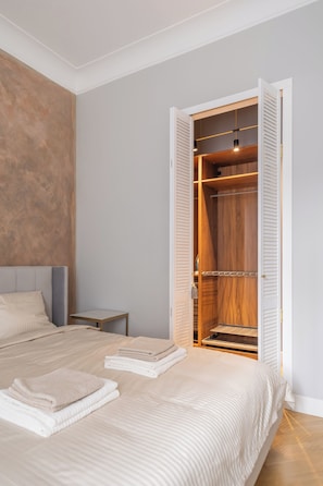 2 bedrooms, desk, WiFi, bed sheets - Luxury Marvellous Flat in the Heart of Riga (Riga)